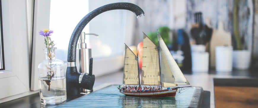 虚拟现实水槽里的帆船模型高清壁纸图片 3440x1440