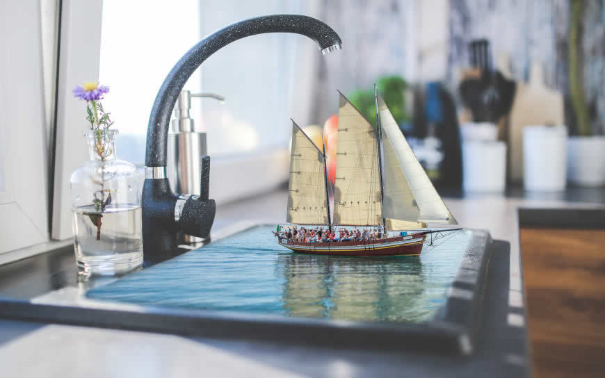 虚拟现实水槽里的帆船模型高清壁纸图片 3840x2400