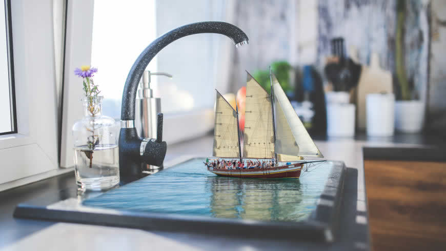 虚拟现实水槽里的帆船模型高清壁纸图片 3840x2160