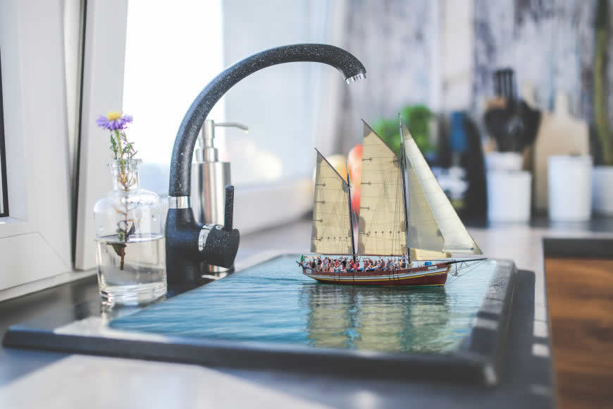 虚拟现实水槽里的帆船模型高清壁纸图片 3000x2000