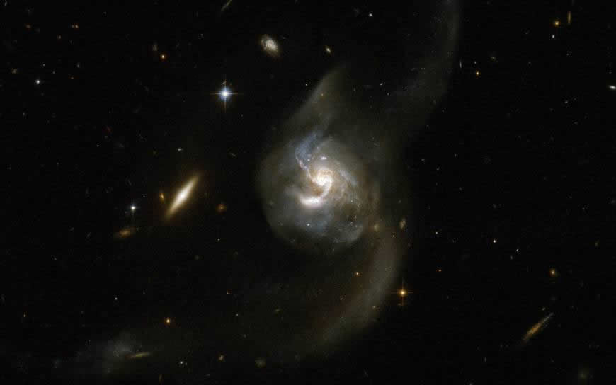 相互碰撞星系高清壁纸图片 2560x1600