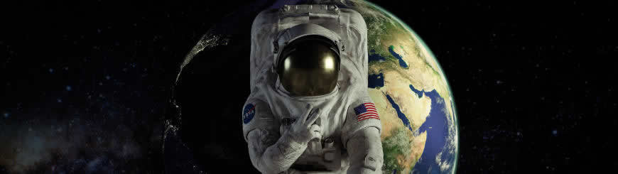 宇航员太空自拍高清壁纸图片 3840x1080