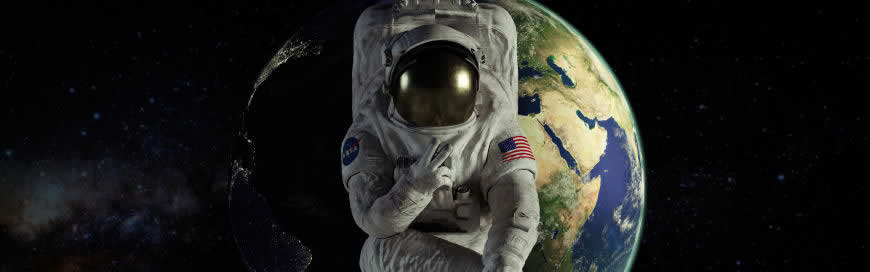 宇航员太空自拍高清壁纸图片 3840x1200