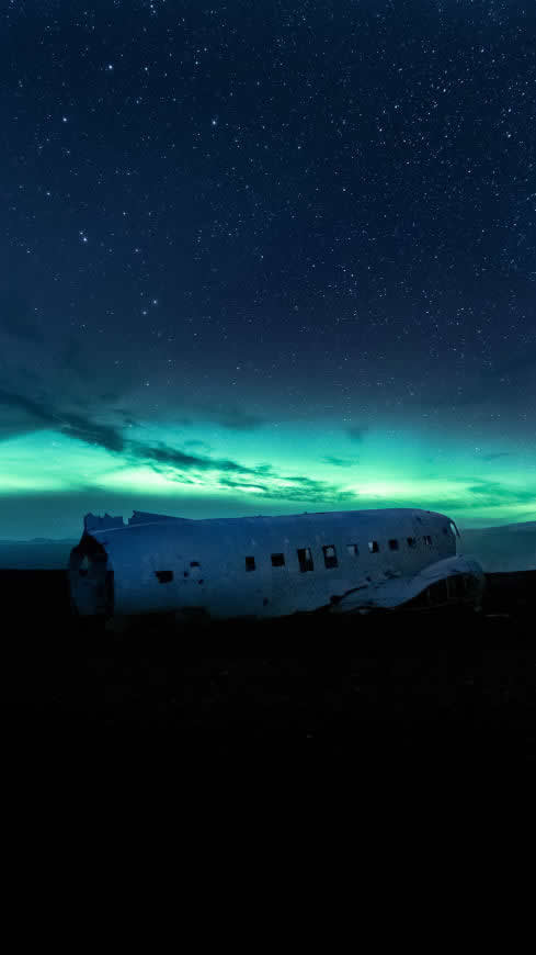 夜晚 星空 损毁的客机高清壁纸图片 2250x4000