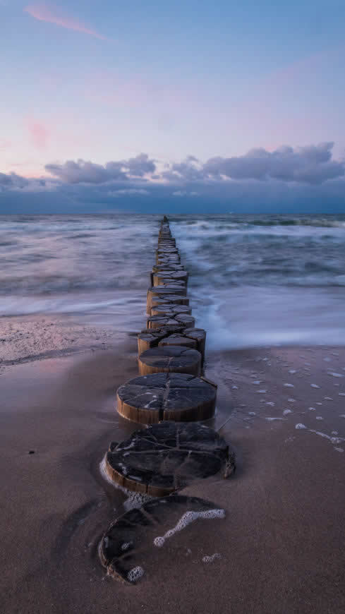 海滩 码头 木桩高清壁纸图片 2160x3840