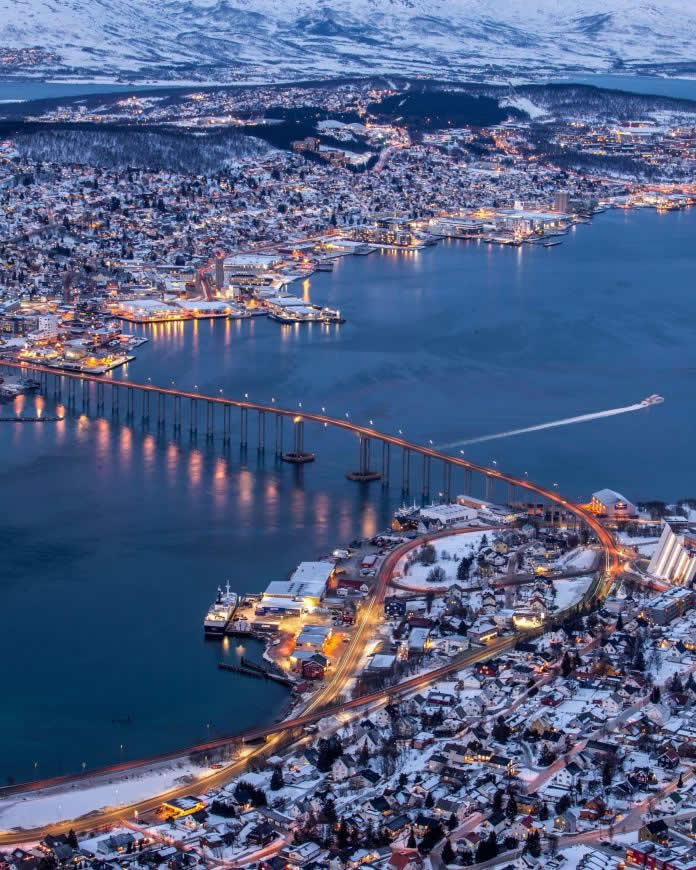 挪威 特罗姆瑟 城市 桥梁 雪景高清壁纸图片 2480x3100