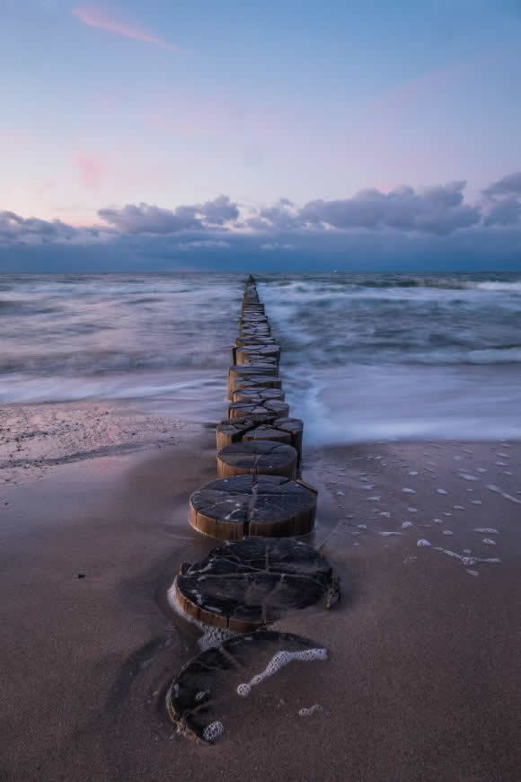 海滩 码头 木桩高清壁纸图片 3633x5449