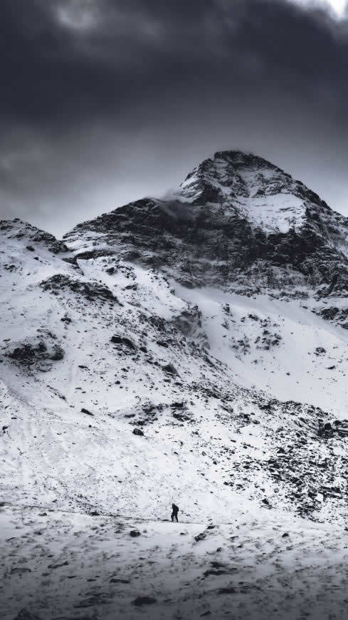 黑白 雪山高清壁纸图片 2160x3840
