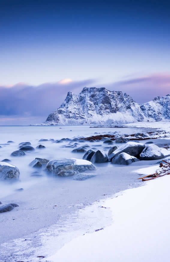 雪景 雪山 冰封的海面 岩石高清壁纸图片 2160x3316