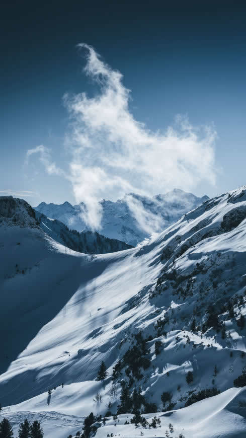 雪山 蓝天 白云高清壁纸图片 2160x3840