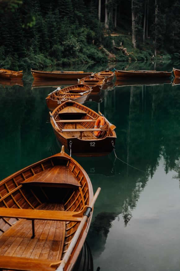 湖面上的木船高清壁纸图片 2624x3936