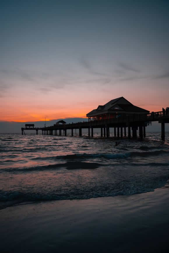 日落 海滩 海浪 码头 木屋高清壁纸图片 5045x7564