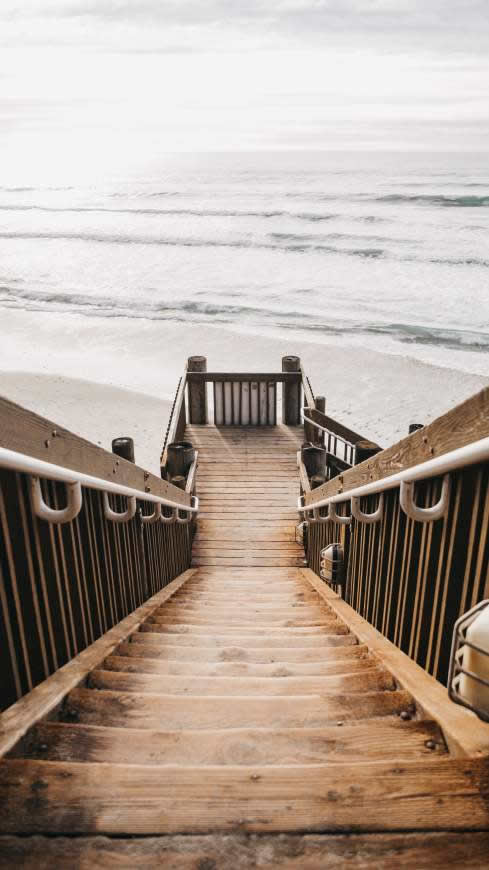 木质楼梯 海滩 大海高清壁纸图片 2160x3840