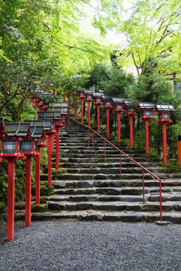 山岩台阶和红色古典路灯高清壁纸图片 2788x4174