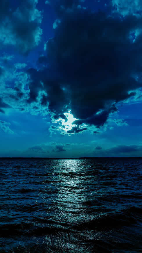 夜晚深蓝色的大海和天空高清壁纸图片 2160x3840