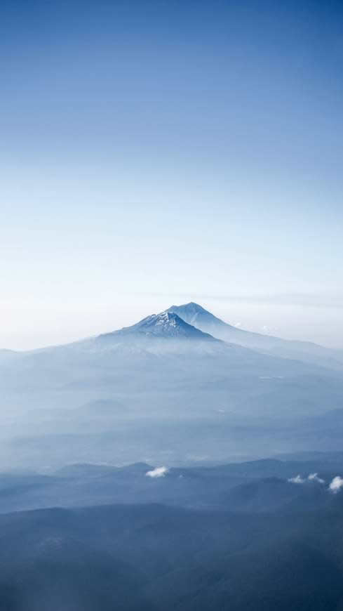 远处的火山高清壁纸图片 2160x3840