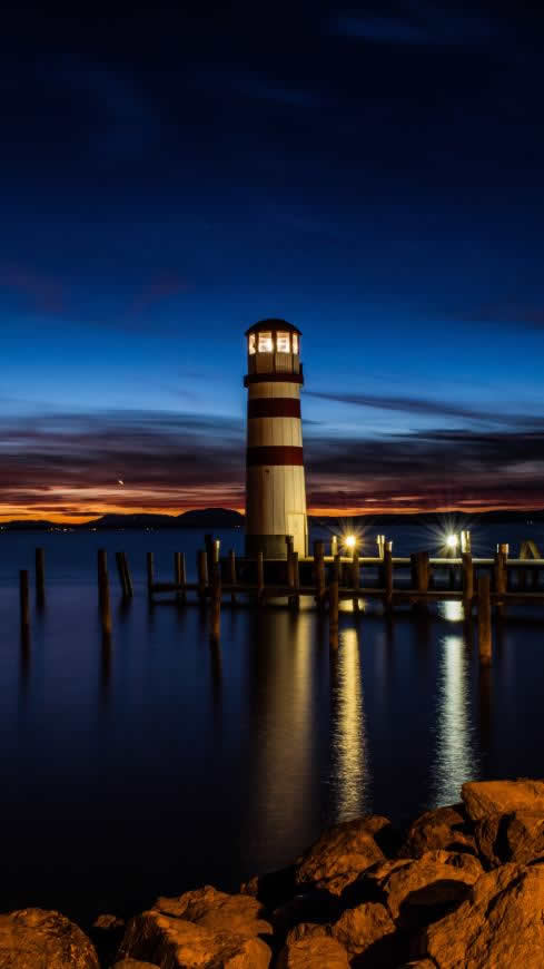 夜晚海岸上的灯塔高清壁纸图片 2160x3840