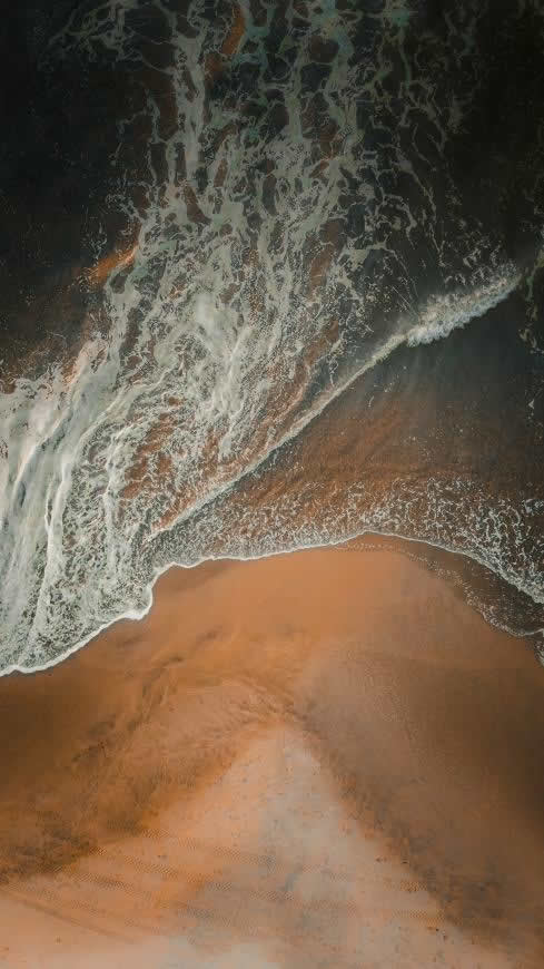 沙滩上的海浪航拍高清壁纸图片 2160x3840