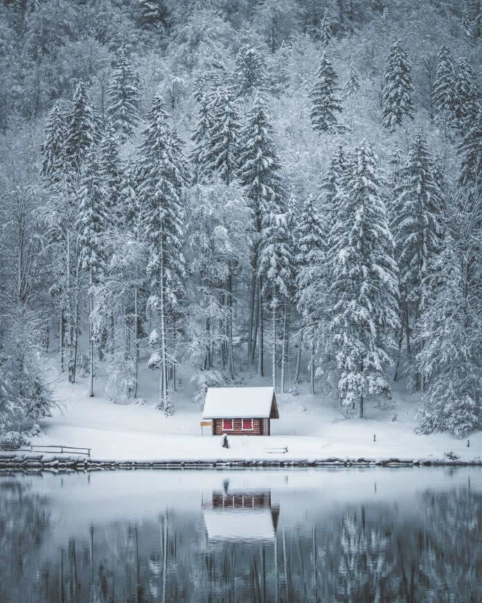 冬天湖畔的小木屋雪景高清壁纸图片 3949x4936