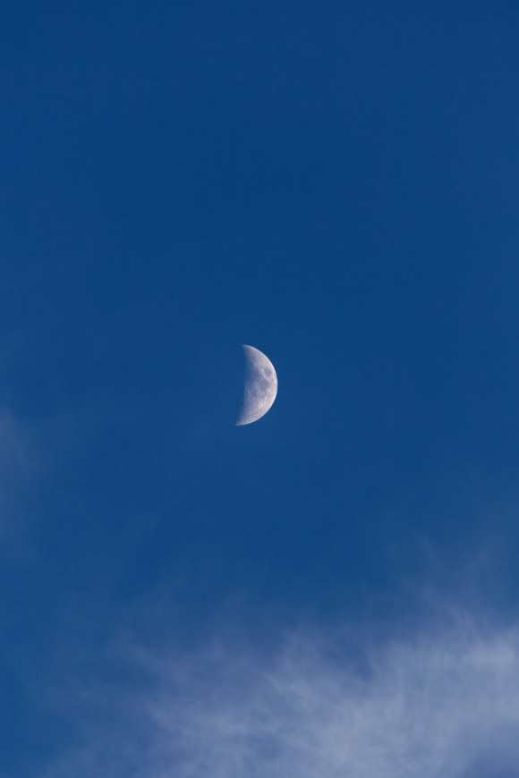 天空中的弯月高清壁纸图片 2639x3958