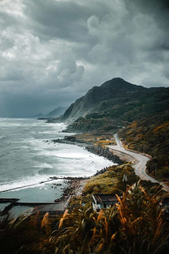 乌云下的海岸风景线高清壁纸图片 4464x6696