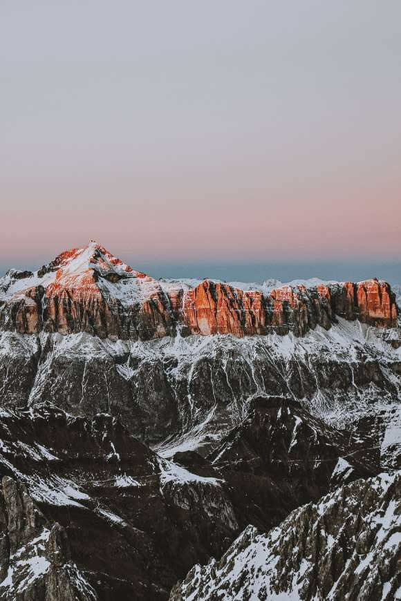 冬天日出时的雪山高清壁纸图片 2000x3000