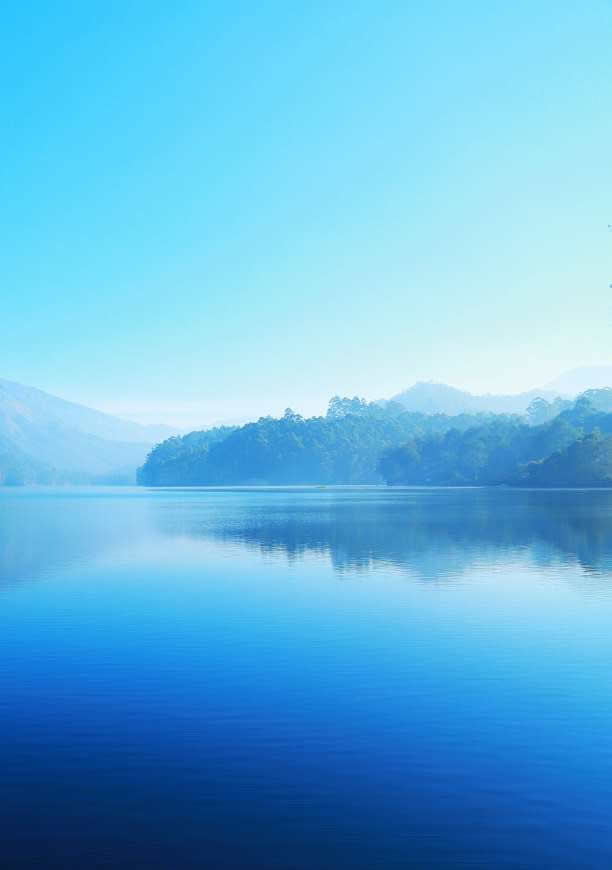 蓝色朦胧的湖泊风景高清壁纸图片 2700x3840