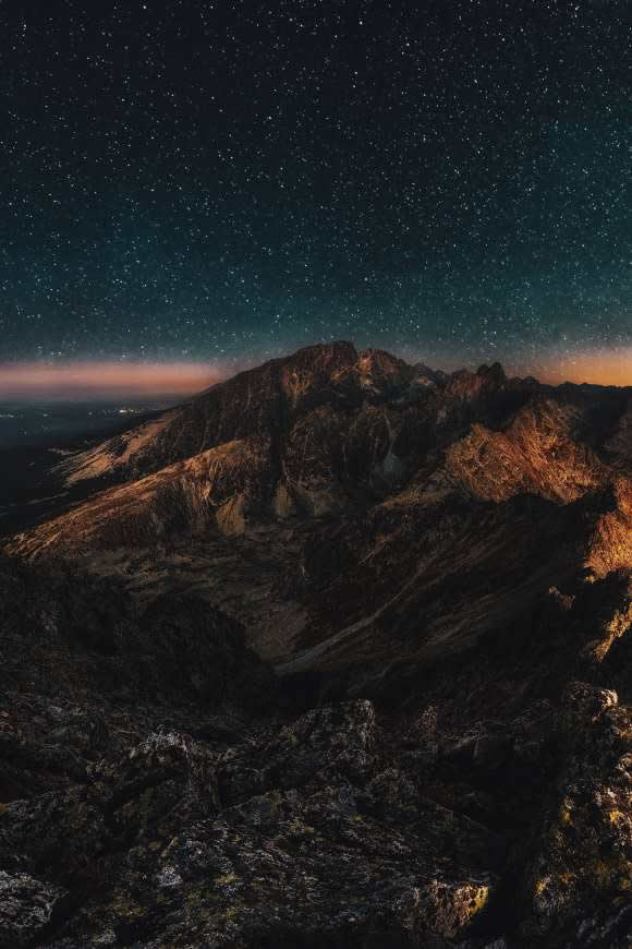 夜晚的山和繁星高清壁纸图片 3000x4500