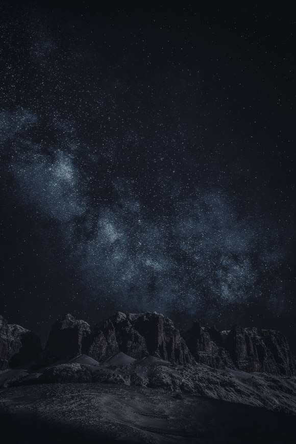 夜晚的落基山和星空高清壁纸图片 2666x4000