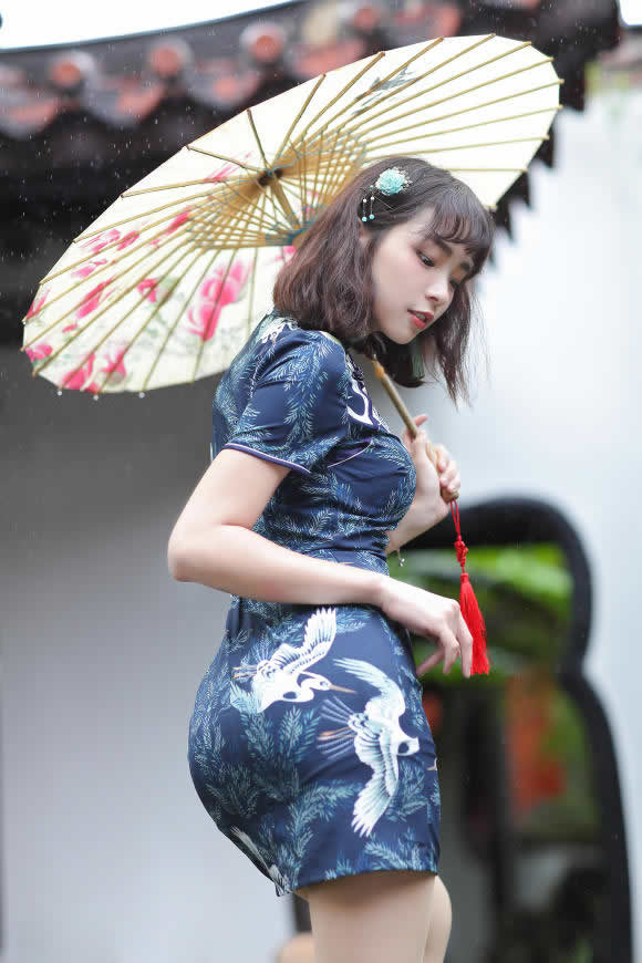 中国风深蓝色旗袍油纸伞短发美女高清壁纸图片 2560x3840