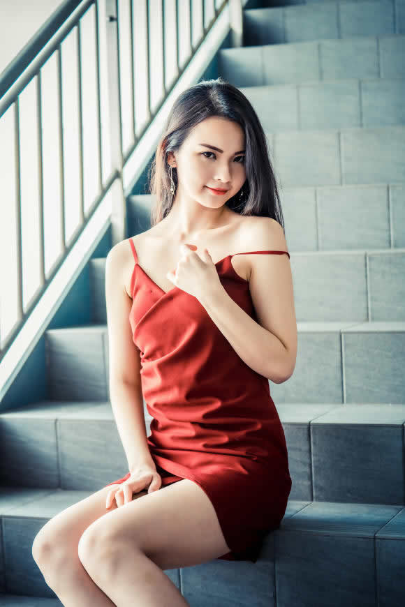 坐楼梯上的红色吊带连衣裙长发美女高清壁纸图片 2560x3837