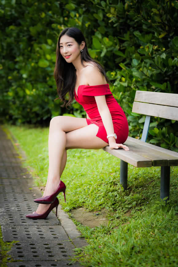 坐在长椅上的大长腿高跟红裙微笑女孩高清壁纸图片 2560x3837
