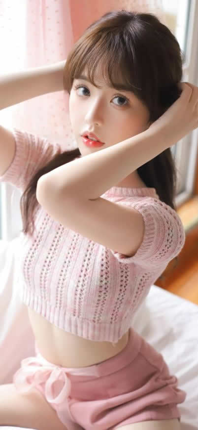 粉色毛衣甜美可爱美女高清壁纸图片 1080x2337