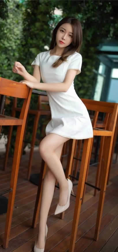 白色连衣裙大长腿美女高清壁纸图片 1080x2296