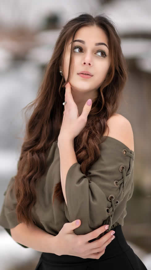 可爱的金发女孩高清壁纸图片 2160x3840