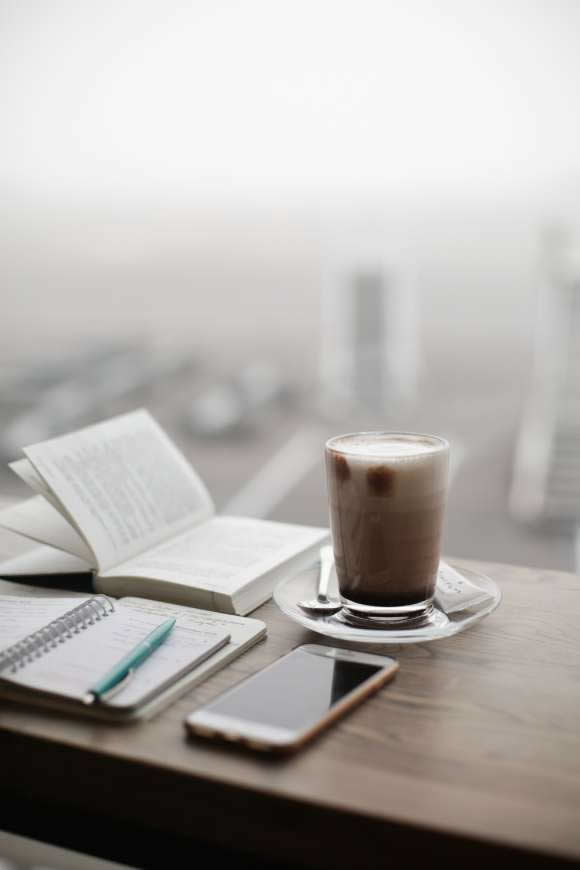 桌子上的书、笔记本、手机、热咖啡高清壁纸图片 3840x5760