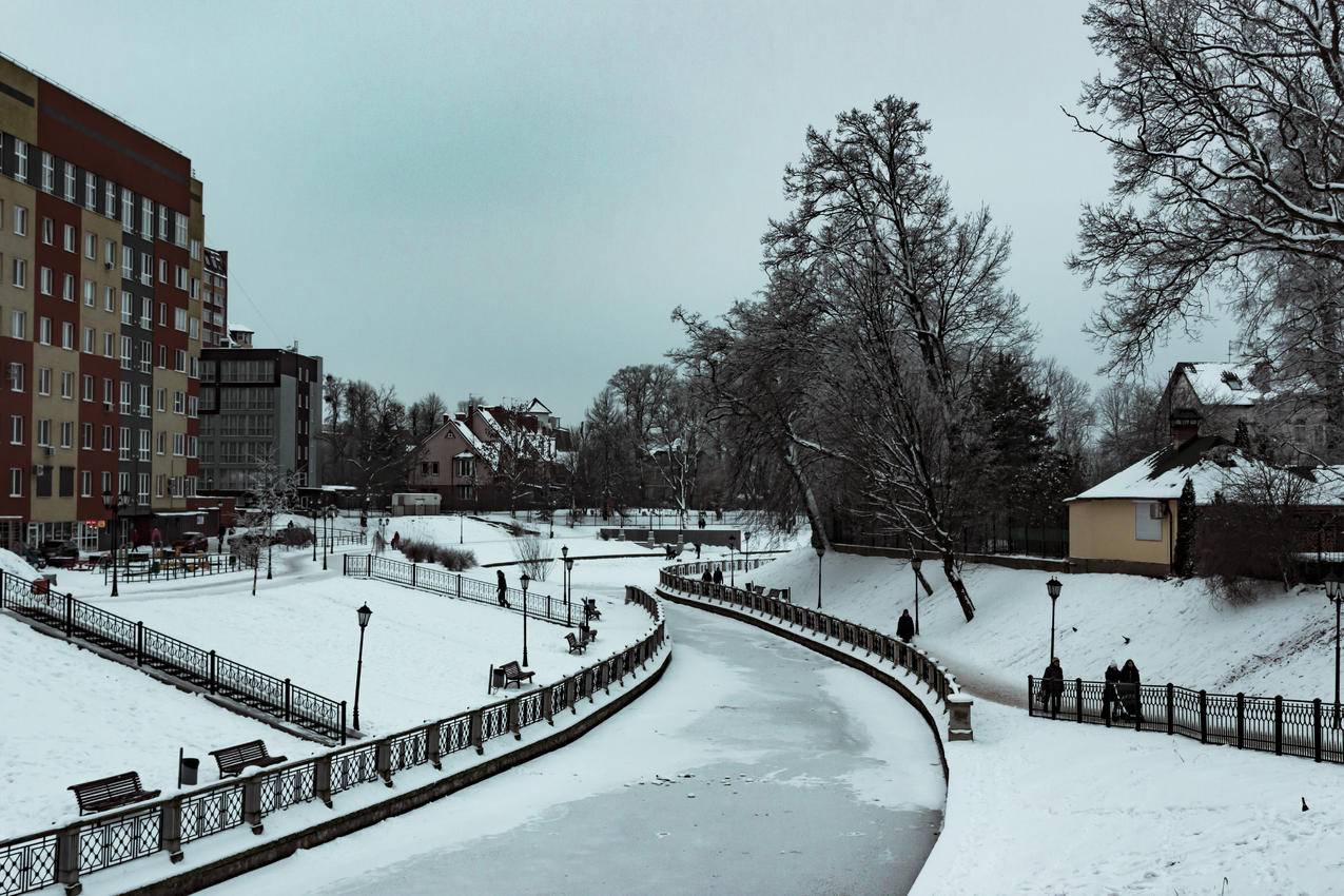 灰色混凝土路径雪地
