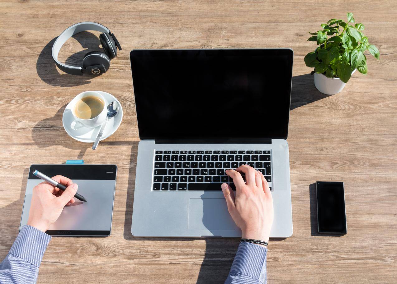 人,桌,膝,网可商用高清图片