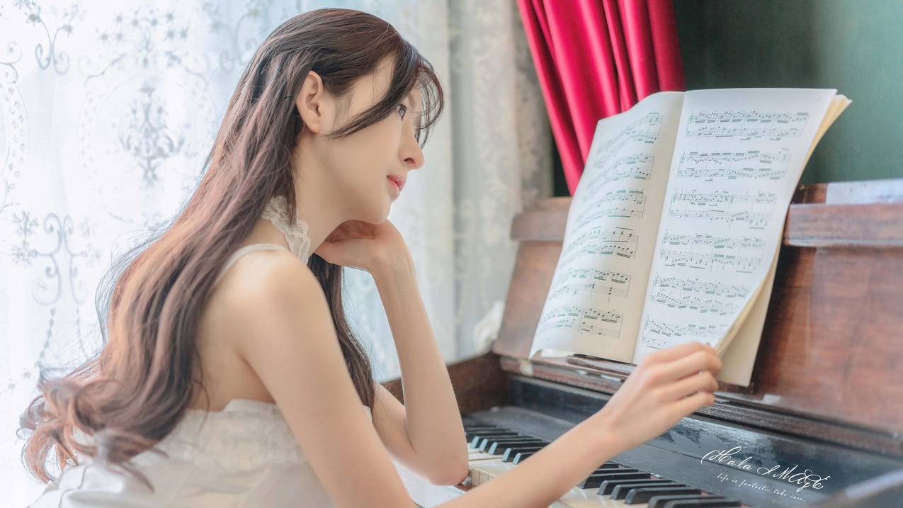 钢琴,乐谱,美女,唯美,4K美女壁纸