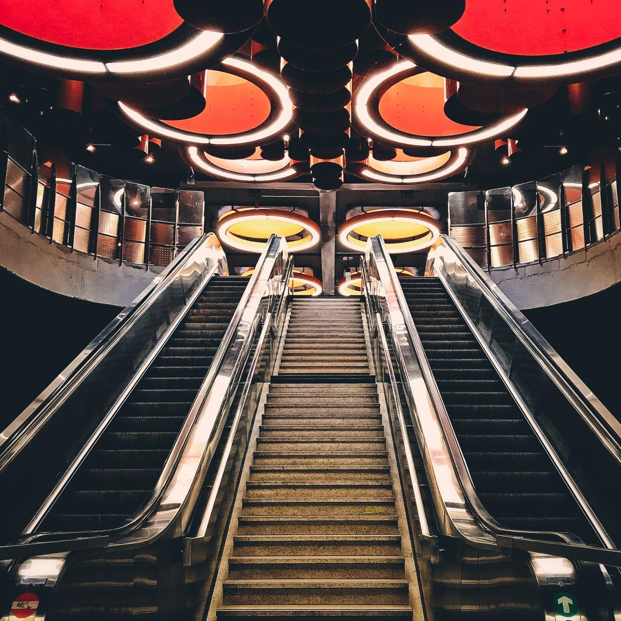 灰色金属扶梯楼梯