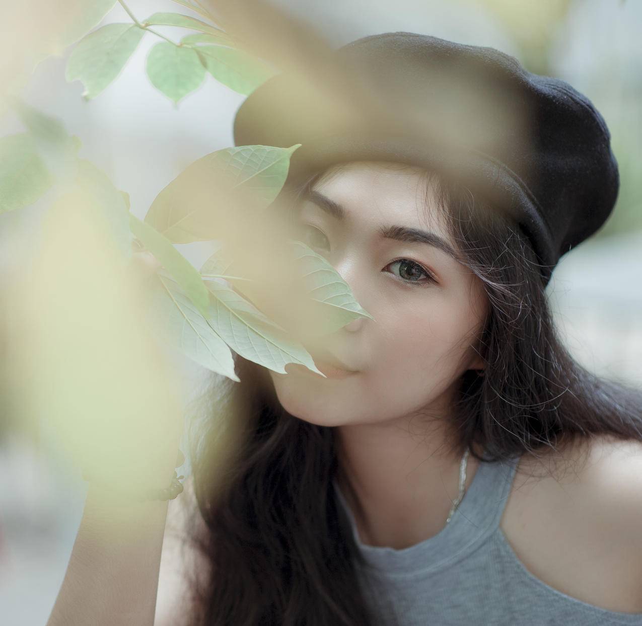 一个女人的选择性焦点图片
