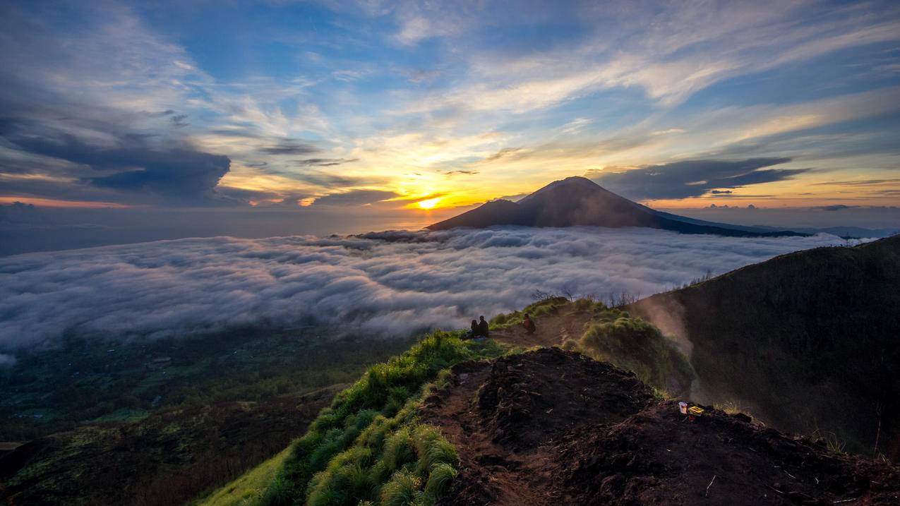 印度尼西亚度,巴吞尔火山顶部,早晨太阳风景4K壁纸
