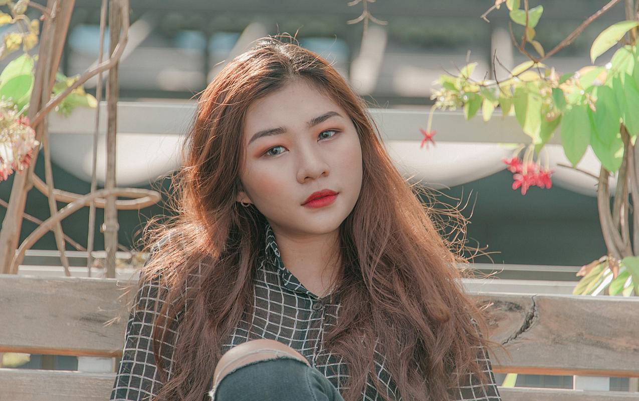 女子戴黑色长袖上衣的特写图片