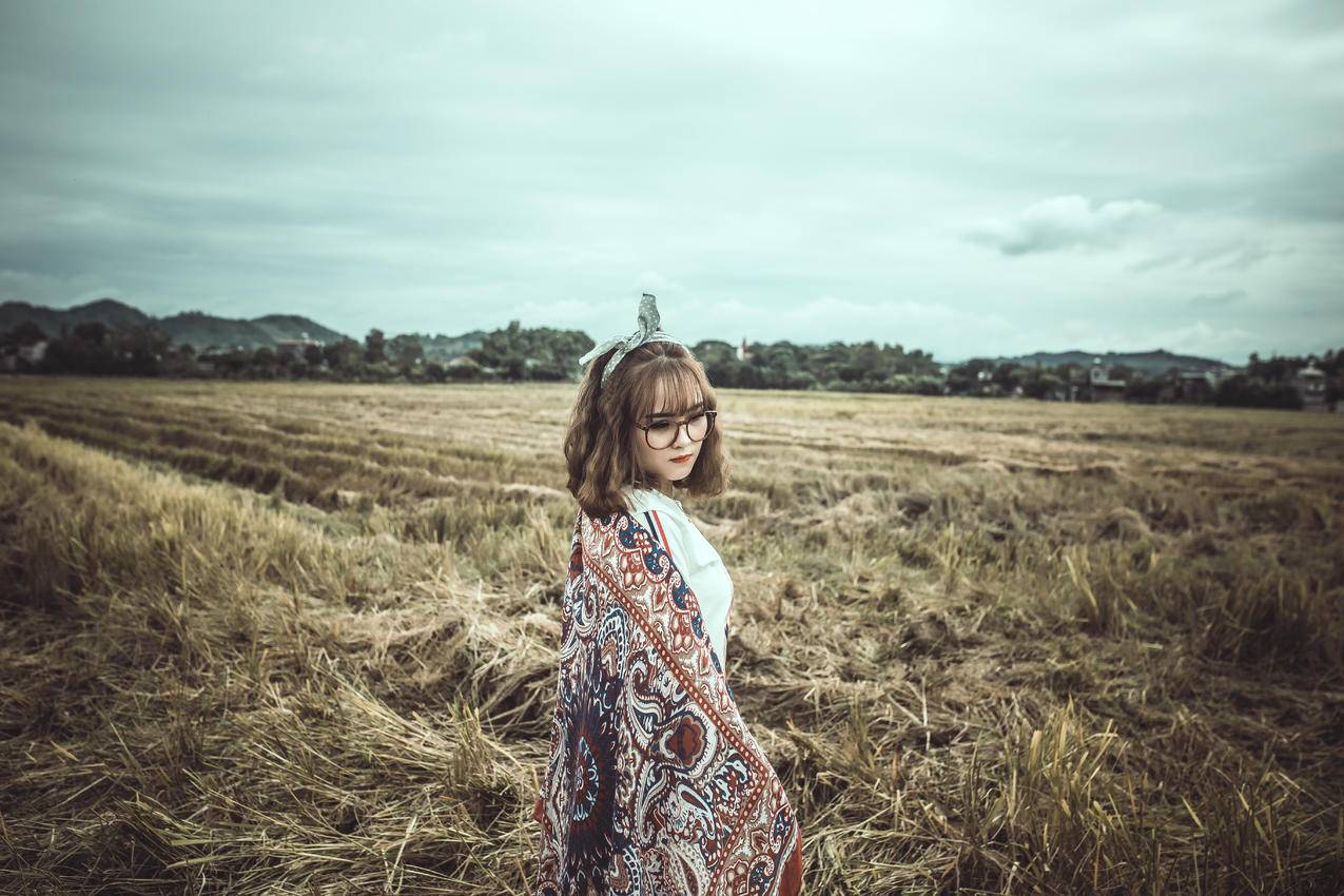 Brown女人与黑花围巾