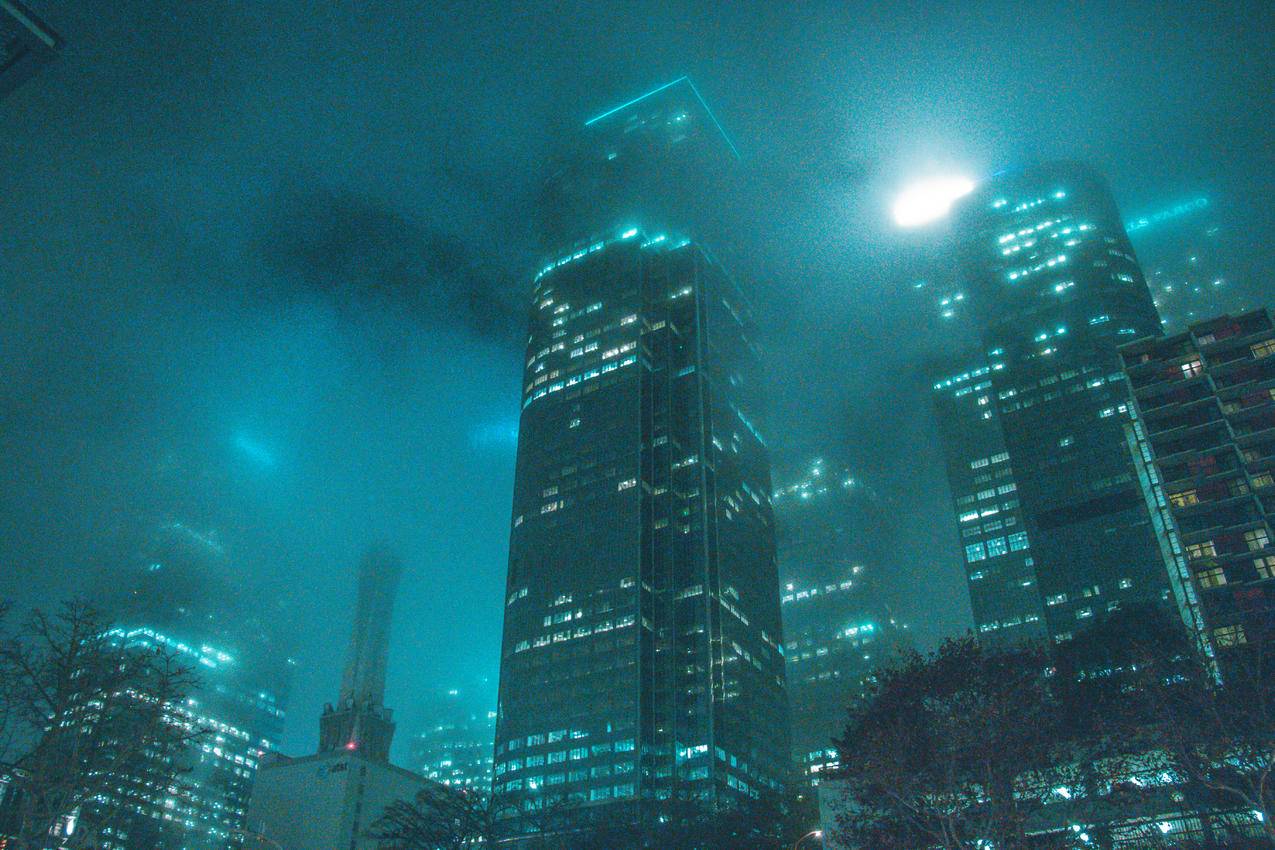 夜间建筑物旁的高层建筑