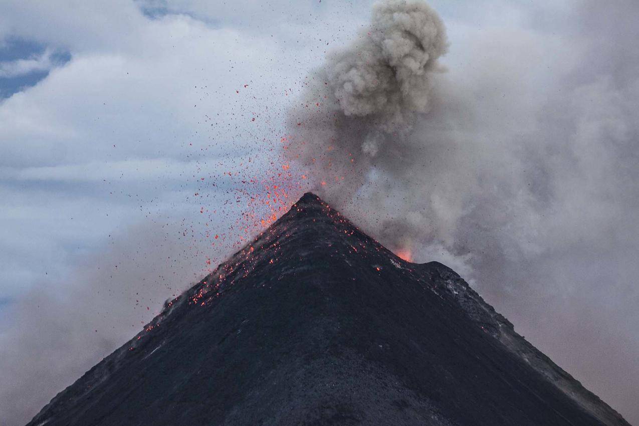 黎明火山喷发