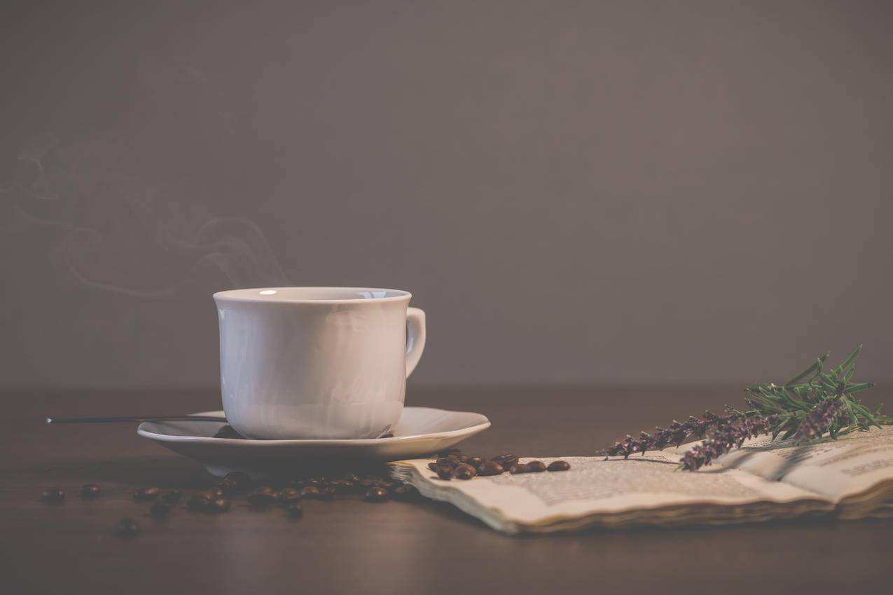 带茶托的白色陶瓷茶杯