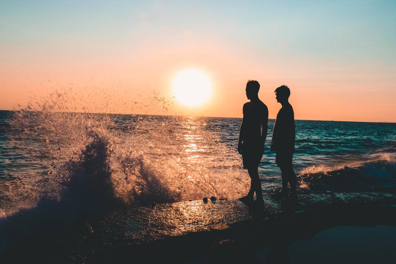 站在海边的两个人