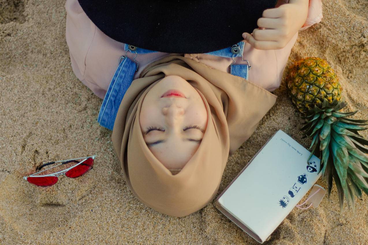 躺在沙滩上的太阳眼镜女人