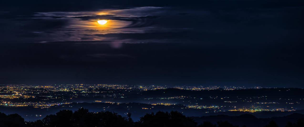 明亮的夜晚,城市月亮的云3440x1440带鱼屏壁纸